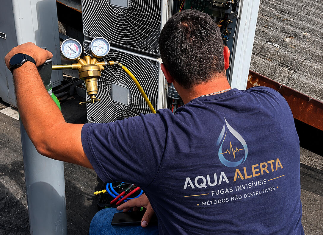 Injecção de gás traçador no circuito Técnico da AquaAlerta a realizar ensaio com gás traçador para localizar fuga em circuito de ar condicionado.