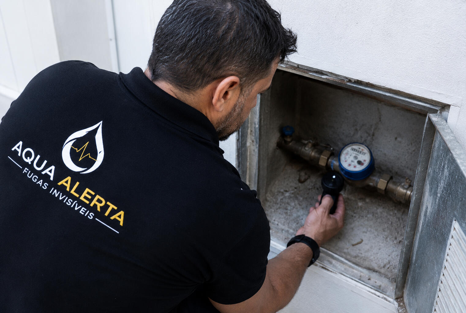 Técnico AquaAlerta verifica o contador Fuga de água detetada na rede de água fria. O contador continua a rodar mesmo com todos os aparelhos que gastam água desligados e todas as torneiras fechadas